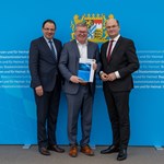 Finanz- und Heimatminister Albert Füracker übergibt Förderbescheide Breitband Nord