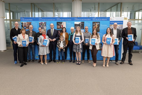 Finanz- und Heimatminister Albert Füracker prämiert die Gewinnerinnen und Gewinner des Fotowettbewerbs „Immaterielles Kulturerbe. Sichtbar lebendig.“
