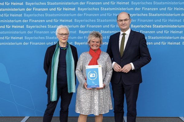 Finanz- und Heimatminister Albert Füracker prämiert die Gewinnerinnen und Gewinner des Fotowettbewerbs „Immaterielles Kulturerbe. Sichtbar lebendig.“
