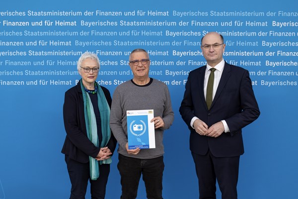 Finanz- und Heimatminister Albert Füracker prämiert die Gewinnerinnen und Gewinner des Fotowettbewerbs „Immaterielles Kulturerbe. Sichtbar lebendig.“